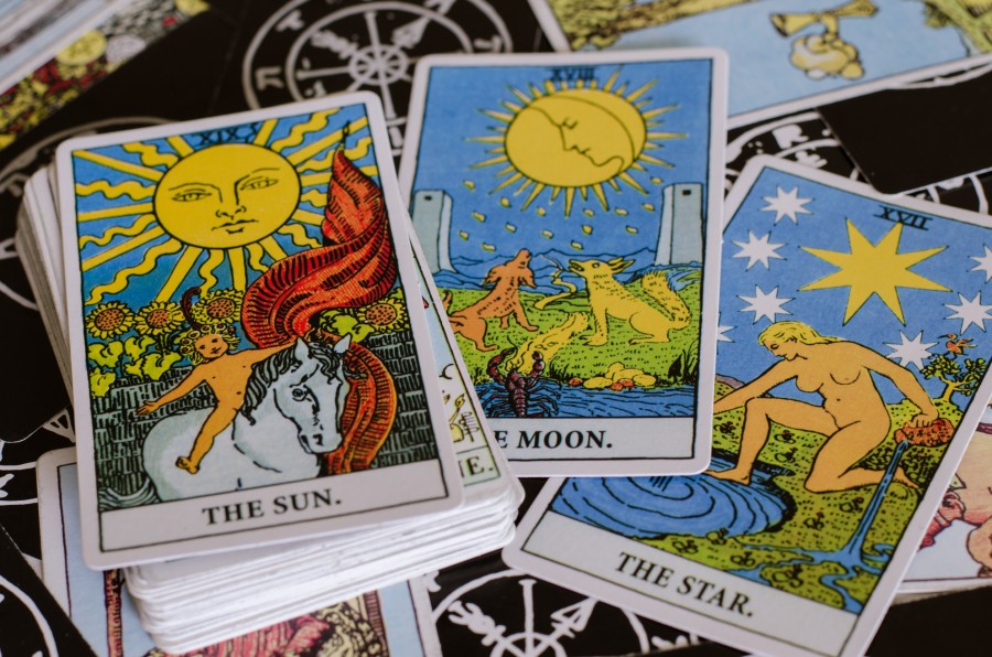 Quelles sont les différentes représentations du soleil dans les cartes de tarot ?